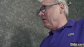 Гореща тийнейджърка се наслаждава на див секс с дядо, получава сперма по циците