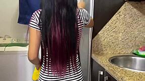 Frumoasă fiică vitregă curățând bucătăria în rochie sexy strânsă, la naiba ce fund mare mă tentează!