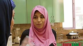 Ella Knox se mete en sexo sucio de familia de padrastro en Dubai. Su cuerpo pequeño toma doggystyle hardcore en realidad árabe.