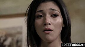 Adolescenta inocentă 18+ Brooklyn Gray futută de directoarea Bridgette B și profesorul Derrick Pierce