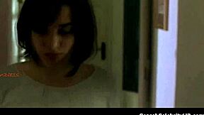 Maria Abadi - Géminis: Estrella morena sexy en escena topless ardiente