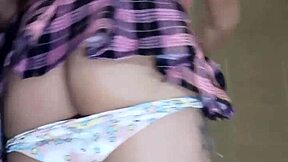 Trans linda enfia brinquedo gigante de 40 cm no cu