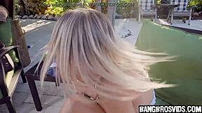 Pieni blondi isolla mustalla kyrvällä