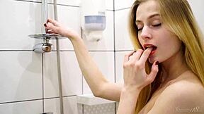 这个金发18+少女在感性淋浴中手指自己好可爱😍