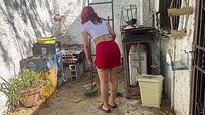 Rentré à la maison, j'ai vu ma belle-fille laver le linge en jupe, j'ai pas résisté à son cul serré