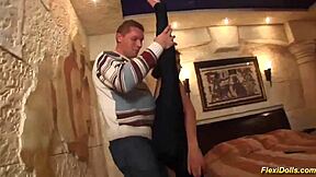 Süße busige 18+ Flexi-Puppe richtig gedehnt