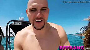 Jeune femme naturelle pénétrée vigoureusement par grosse bite en mer