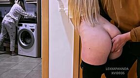 מתחממים עם האחות החורגת הבלונדינית, מתאוננים ביחד בסצנה חובבנית 😈