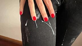 Babe fierbinte își freacă pizda și ejaculează în chiloți pentru compilație homemade