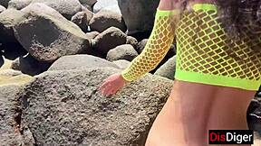 यंग कपल पब्लिक बीच पर ओशन व्यू के साथ कठोर बांग करता।