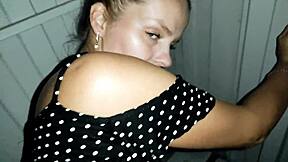 Hämmentynyt söpö odottaa junaa ja saa kuuman kyrvän isolla julkisella creampiella.