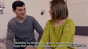 Sevimli genç 18+ genişçe açılıyor ve yakın çekimde bekaretini kaybediyor