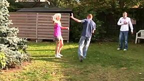 Уау, виж тези млади законни тийнейджърки в бисексуална ММФ тройка!