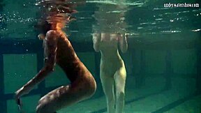 Acrobății subacvatice cu babe lesbiene Irina Barna și Anna Feher. Uitați-vă la trupurile strânse răsucindu-se!