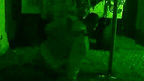 يا، عايز تتسلل للقاعدة مع الفتاة الصغيرة 18+ المبتدئة لأكشن جيشي قاسي؟