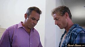 أخت زوجة الأب تحصل على كسها مزبوط بقوة ومغطى بحيوانات ساخنة