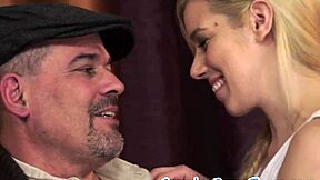 Hermosa joven follada por abuelo en misionero y perrito