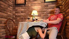 Hullu kuuma teini 18+ imee kyrpää pöydän alla kahvilassa, julkinen suihinotto