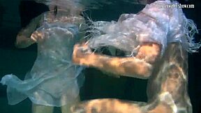 Polcharova a Siskina mokré horny lesbičky pod vodou