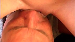 جيران فاحشون يلعبون مع كس حليق في حمام قريب