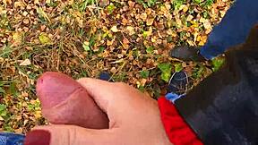 Auf frischer Tat ertappt! Riskanter öffentlicher Handjob von süßer Nata Sweet im Wald