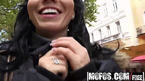 Ei, quer ver Vicky Love levar um facial épico ao ar livre?