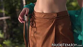 Όμορφη μικροκαμωμένη κοπέλα προκαλεί ενώ γδύνεται στη φύση