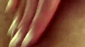 طالبة 18 سنة تخلع ملابسها لزوج أمها عشان ينيكها قوي! 😍