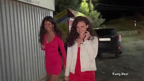 Можеш ли да повярваш, че две тийнейджърки пръскат на публично място до кола?