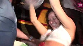Salopes de sororité nues en spring break se disputent un concours sauvage