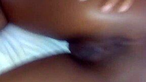 Fată mixtă afro-filipină tânjește după acțiune cu pulă mare neagră.