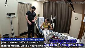 Hej, doktor Tampa si nasadí rukavice na vyšetrenie panny Arii Nicole vo floridskej nemocnici