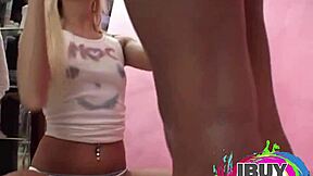 Ljubil sem lizati sladolede z dvema blondinkama. Njuna naravna joška sta bila neverjetna za kulisami!