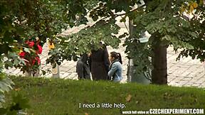 Tizia troia adolescente 18+ beccata a succhiare cazzo a sconosciuto in strada. Zero esitazioni.