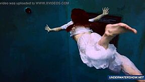 marketa poilue épate avec un show bikini sous-marin à la plage publique.