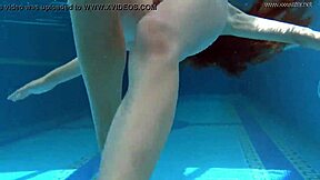 Irina aus Russland präsentiert sexy Körper in Unterwasser-Pool-Szene