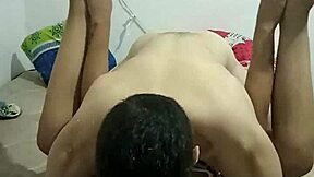 Üvey annenin evini boyuyorum ve 21 yaşındakiyle tokatlarla sertçe sikiyorum