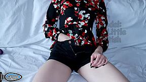 Hermanastra salta sostén bajo blusa, aprende trucos de orgasmo con vibrador en coño apretado