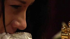 Uhh, Cameriera con Culo Grosso Si Dita Mentre Viene Frustata Forte