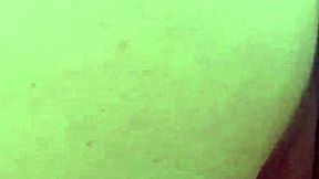 Česká kráska ukazuje oholenú pičku na pláži pre xczech com.