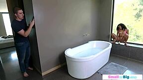 小巧黑妹被白人继兄操了，哎呀抱歉