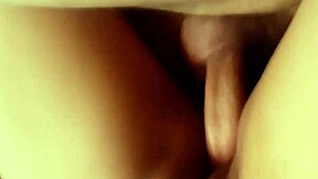 Таксист пропускает плату, но вместо этого жестко трахает меня