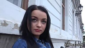 Lékař sleduje panenskou kočičku při kontrole panenství, tak intenzivní! 😱