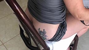 Saya jadi horny dalam kelas online... buat tetek dan blowjob untuk kredit tambahan