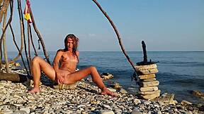 Hey, schau zu, wie ich draußen in Moana-Kostüm mit Dildo spiele