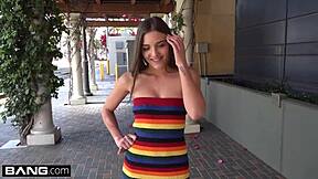 Jessa Blue stönar på knä i allmän trappa!