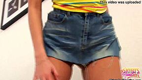 Черт! Смотри, как я трясу свою тугую маленькую 18+ жопу в микро юбке для тебя!