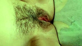 यंग अनशेव्ड गर्ल को एक्सट्रीम क्लोजअप में हार्ड फक किया गया क्रिमपाई ऑर्गेज्म तक।