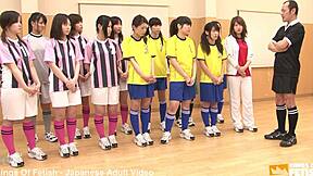 Japanilainen naisjoukkue, oletteko valmiita tottelemaan valmentajan käskyjä? Noudatatteko jokaista komentoa tässä seksikkäässä ryhmätunnissa?