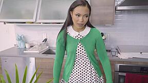 Frère et sœur par alliance participent à une séduction osée avec chevauchée et regard